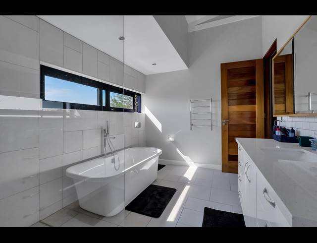 5 BEDROOM HOUSE FOR SALE IN HELDERFONTEIN ESTATE